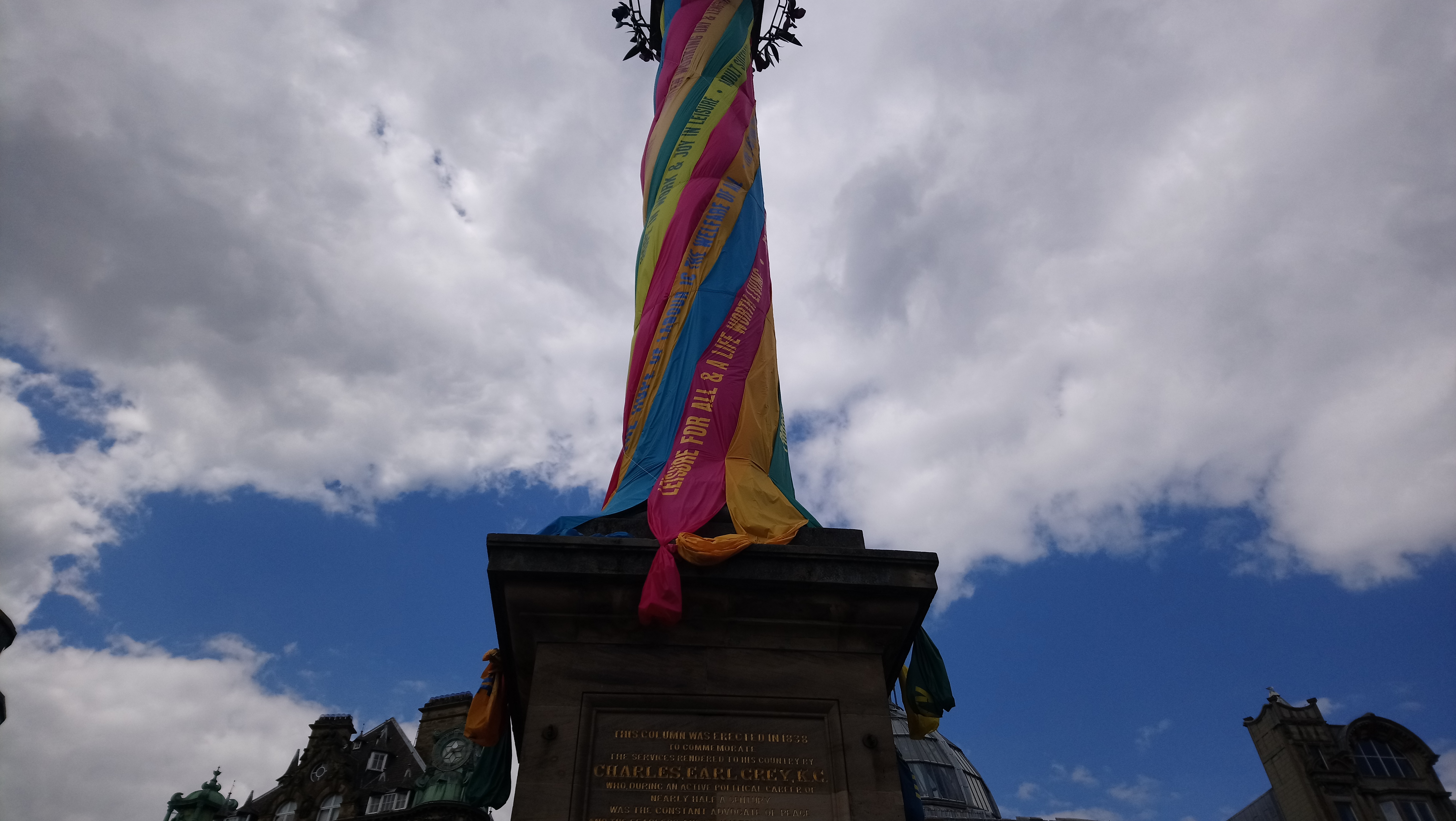 Grey's monument close up.JPG