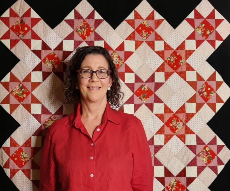 Amanda Jane Ogden and the Winter Roses quilt about to give a 'Tricia Talk' on quilting