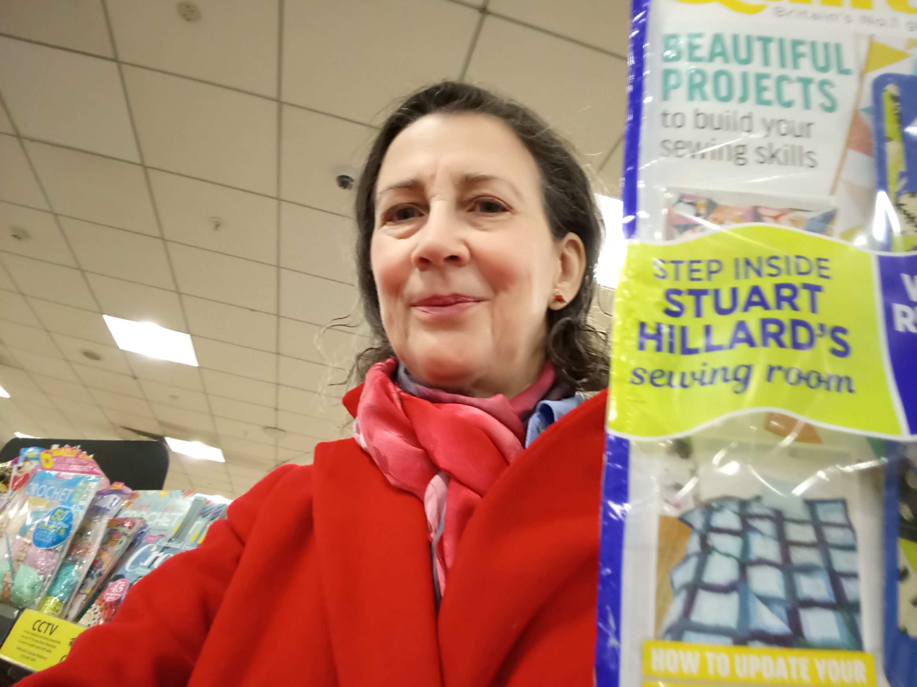 Amanda Jane Ogden holding a copy of Quilt Now issue 74, showing her quilt 'Seaweed' pictured on the bottom left