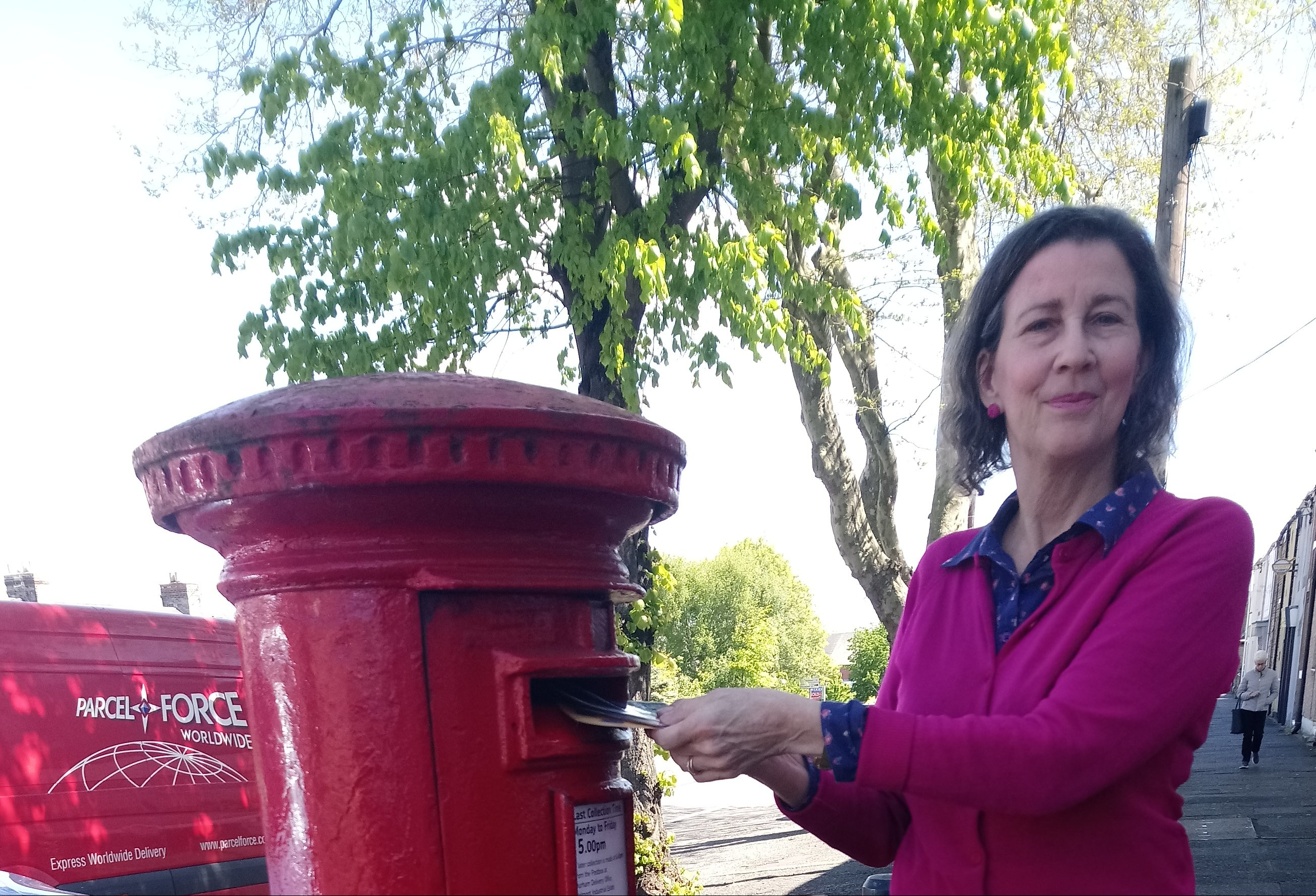 Amanda Jane Ogden posting a letter and asking people to get in touch by email: amandajanetextiles@gmail.com