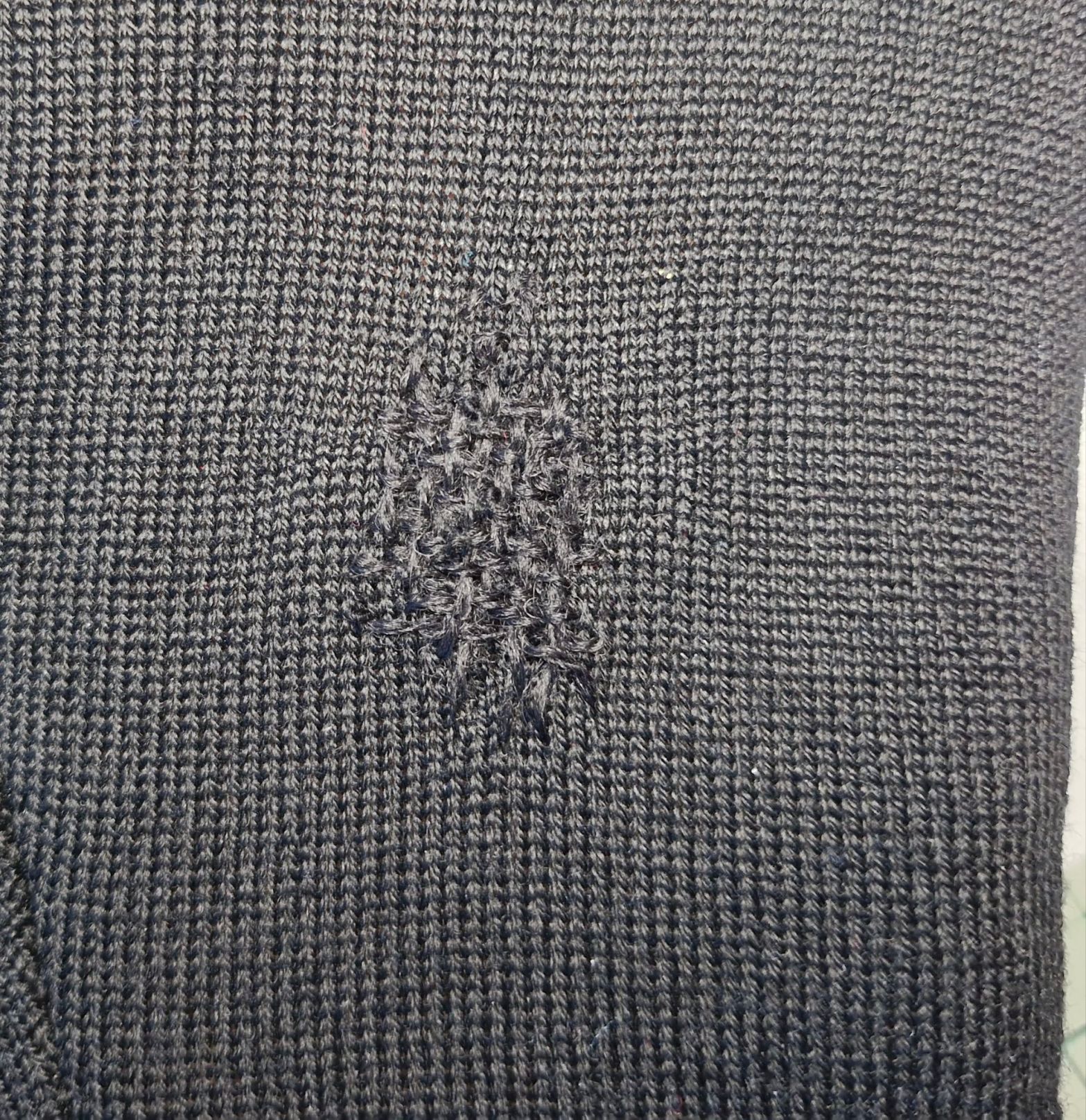 How to darn a hole in a sweater: the weaving completed